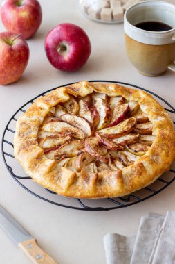 Elmalı turta veya galet. Pişirme. Vejetaryen yemeği.