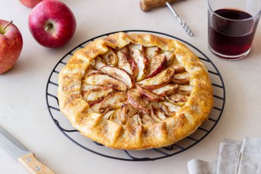 Elmalı turta veya galet. Pişirme. Vejetaryen yemeği.