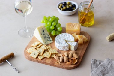 Kraker, badem ve üzümlü peynir tabağı. Şarap aperatifi. Şarap çerezi