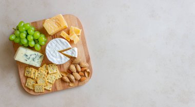 Kraker, badem ve üzümlü peynir tabağı. Şarap aperatifi. Şarap çerezi