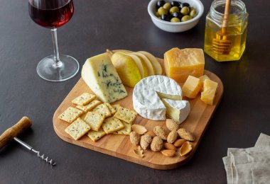 Kraker, badem ve üzümlü peynir tabağı. Şarap aperatifi. Şarap çerezi