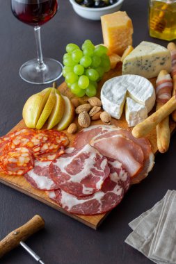 Şarap çerezi. Jamon, camembert, corizo, badem peynirli parmesan peyniri. Antipasti. Şarap çerezi.