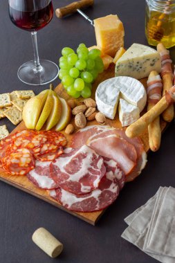 Şarap çerezi. Jamon, camembert, corizo, badem peynirli parmesan peyniri. Antipasti. Şarap çerezi.