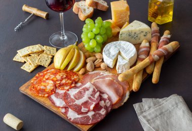 Şarap çerezi. Jamon, Camembert, Chorizo, badem peynirli parmesan peynirli Antipasti Şarap aperatifi