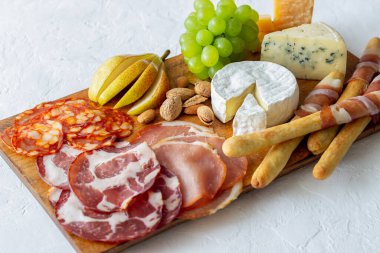 Şarap çerezi. Jamon, Camembert, Chorizo, badem peynirli parmesan peynirli Antipasti Şarap aperatifi