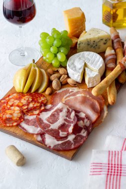 Şarap çerezi. Jamon, Camembert, Chorizo, badem peynirli parmesan peynirli Antipasti Şarap aperatifi