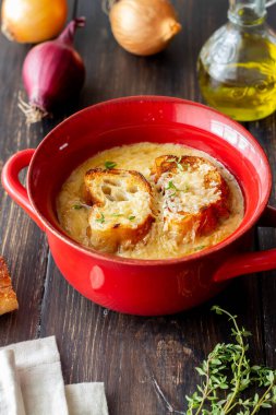 Kızarmış ekmek ve peynirli Fransız soğan çorbası. Fransız mutfağı. Vejetaryen yemeği.