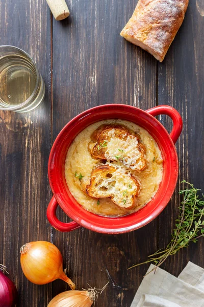 法式洋葱汤 配上烤面包和奶酪 法式烹饪素食 — 图库照片