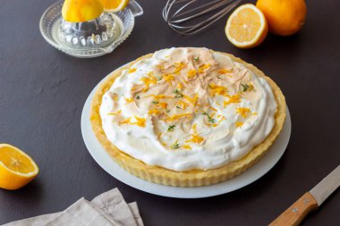 Kremalı limonlu turta. Fahişe. Fırın ürünleri. Tatlı.