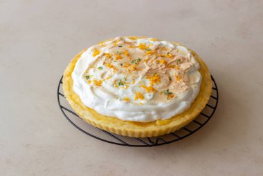 Kremalı limonlu turta. Fahişe. Pastane ürünleri Tatlı