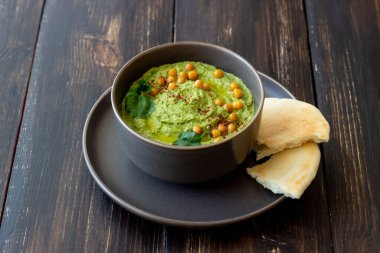 Avokado humusu gri bir kasede. Sağlıklı beslenme. Vejetaryen yemeği.