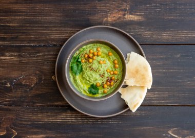 Avokado humusu gri bir kasede. Sağlıklı beslenme. Vejetaryen yemeği.