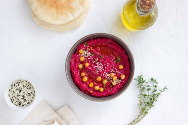 Gri bir kasede pancar humusu. Sağlıklı beslenme. Vejetaryen yemeği.