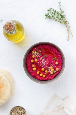 Gri bir kasede pancar humusu. Sağlıklı beslenme. Vejetaryen yemeği.