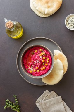 Gri bir kasede pancar humusu. Sağlıklı beslenme. Vejetaryen yemeği.