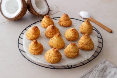 Bej arka planda hindistan cevizi kurabiyeleri. Pişirme. Vejetaryen yemeği.