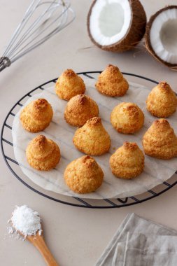 Bej arka planda hindistan cevizi kurabiyeleri. Pişirme. Vejetaryen yemeği.