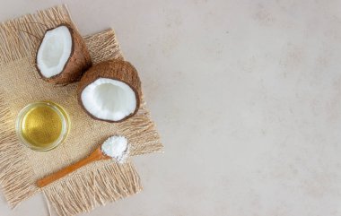 Kavanozda hindistan cevizi yağı ve bej arka planda taze hindistan cevizi. Doğal Kozmetik