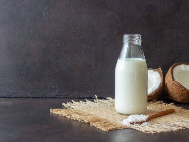 Hindistan cevizi sütü ve taze hindistan cevizi. Vejetaryen yemeği. Sağlıklı beslenme