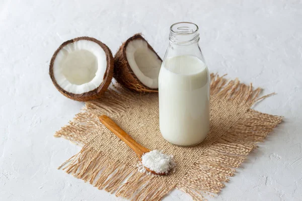 Kokosmilch Und Frische Kokosnüsse Vegetarisches Essen Gesunde Ernährung — Stockfoto