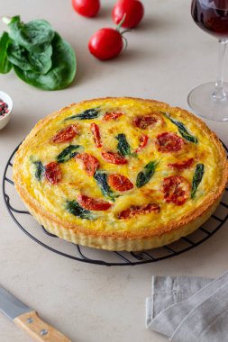 Domatesli kiş veya turta, ıspanak ve peynir. Sağlıklı beslenme. Vejetaryen yemeği. Fransız mutfağı.