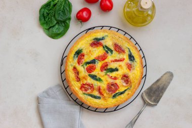 Domatesli kiş veya turta, ıspanak ve peynir. Sağlıklı beslenme. Vejetaryen yemeği. Fransız mutfağı.