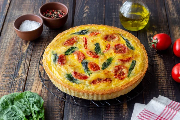 Quiche Pie Tomatoes Spinach Cheese Healthy Eating Vegetarian Food French — Stock Photo, Image