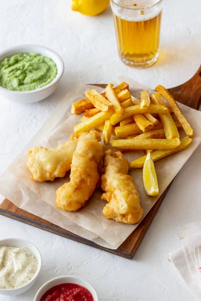 Ryby Hranolky Bílém Pozadí Britské Fast Food Recepty Svačinka Pivo — Stock fotografie