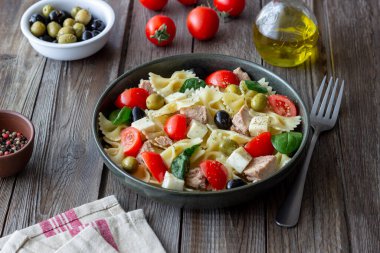 Ton balıklı makarna salatası, domates ve beyaz peynir. Farfalle. Sağlıklı beslenme. Diyet