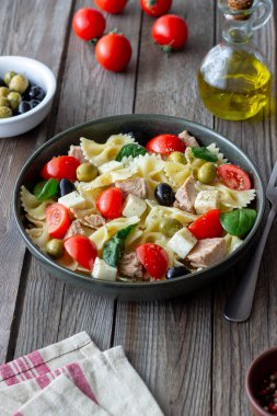 Ton balıklı makarna salatası, domates ve beyaz peynir. Farfalle. Sağlıklı beslenme. Diyet