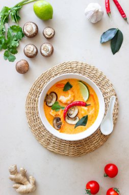 Tom lezzetli çorba. Tayland mutfağı. Sağlıklı beslenme. Tarifler Ulusal Mutfak