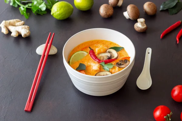 Tom lezzetli çorba. Tayland mutfağı. Sağlıklı beslenme. Tarifler Ulusal Mutfak