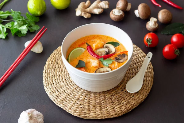 Tom lezzetli çorba. Tayland mutfağı. Sağlıklı beslenme. Tarifler Ulusal Mutfak