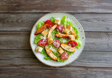 Tavuklu Sezar salatası. Sağlıklı beslenme. Diyet Tarifleri