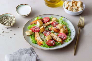 Tavuklu Sezar salatası. Sağlıklı beslenme. Diyet Tarifleri