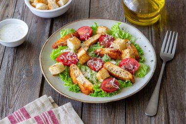 Tavuklu Sezar salatası. Sağlıklı beslenme. Diyet Tarifleri