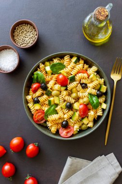 Domatesli makarna salatası, kabak, zeytin ve ıspanak. Sağlıklı beslenme. Vejetaryen yemeği.