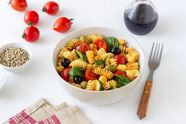 Pasta Salad Tomatoes Zucchini Olives Spinach Healthy Eating Vegetarian Food — Stock Photo, Image