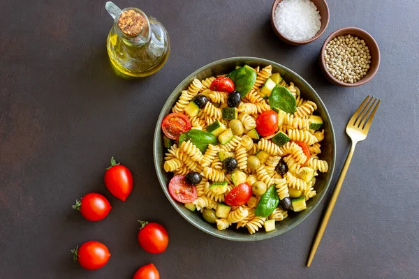 Pasta Salad Tomatoes Zucchini Olives Spinach Healthy Eating Vegetarian Food — Stock Photo, Image