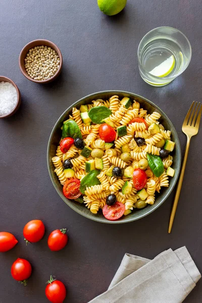 Pasta Salad Tomatoes Zucchini Olives Spinach Healthy Eating Vegetarian Food — Stock Photo, Image