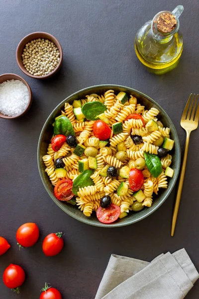 Pasta Salad Tomatoes Zucchini Olives Spinach Healthy Eating Vegetarian Food — Stock Photo, Image