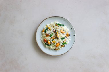 Midye ve ıspanaklı risotto. Sağlıklı yiyecekler. Vejetaryen yemeği.