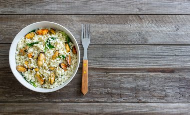 Midye ve ıspanaklı risotto. Sağlıklı yiyecekler. Vejetaryen yemeği.