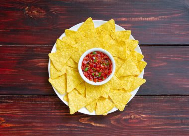 Salsa soslu mısır cipsi. Meksika yemeği. Vejetaryen yemeği.