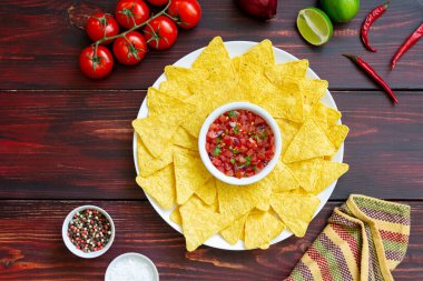 Salsa soslu mısır cipsi. Meksika yemeği. Vejetaryen yemeği.