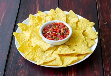 Salsa soslu mısır cipsi. Meksika yemeği. Vejetaryen yemeği.