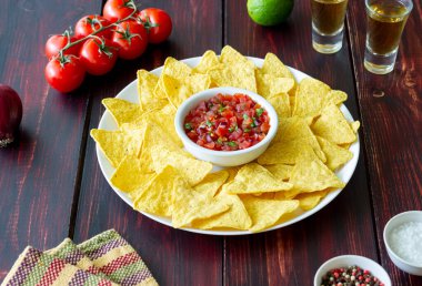 Salsa soslu mısır cipsi. Meksika yemeği. Vejetaryen yemeği.