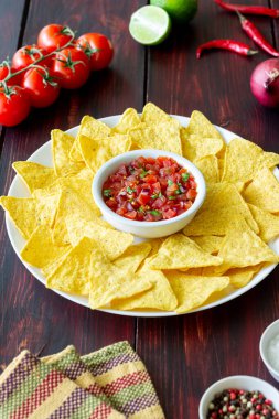 Salsa soslu mısır cipsi. Meksika yemeği. Vejetaryen yemeği.
