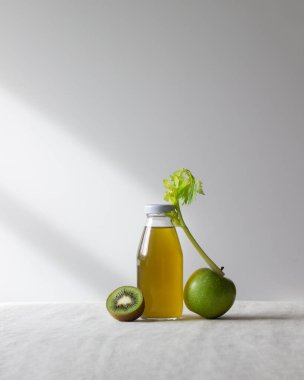 Elmadan taze meyve suyu, kivi ve kereviz. Sağlıklı beslenme. diyet. Vejetaryen yemeği.