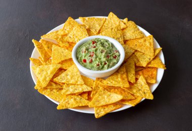 Mısır cipsli guacamole. Meksika yemeği. Vejetaryen yemeği.